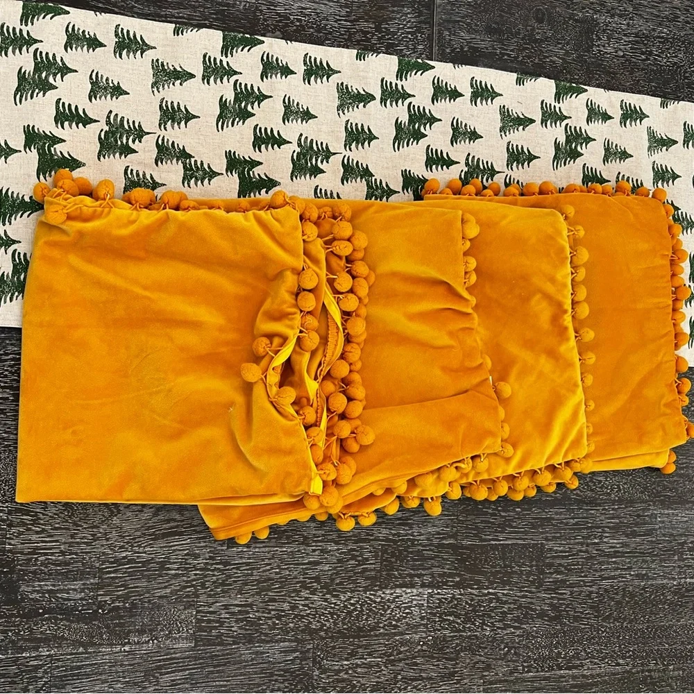 Set of 4 26x26 Velvet Throws with pompoms-cases only